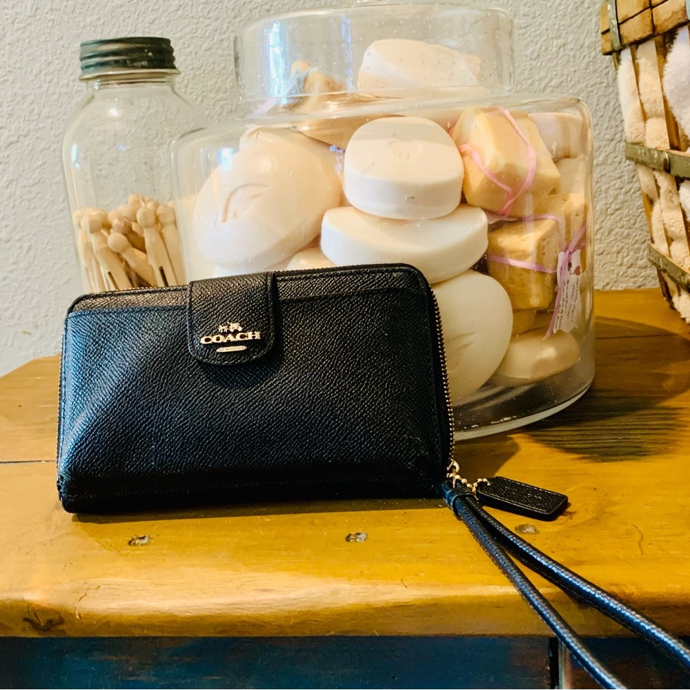 EUC **Coach** large wallet. Zipper closure. Wristlet strap is removable.